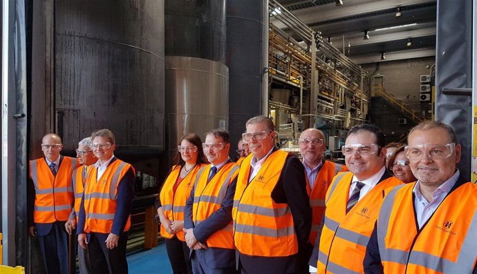 L'alcaldessa de Barberà Sílvia Fuster i directius de Houghton Ibèrica