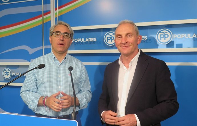 Elguea y Garrido, en la rueda de prensa                        