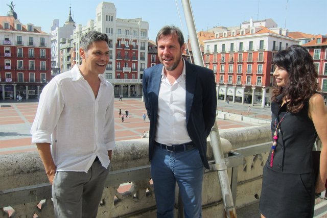 Valladolid. Enríquez posa en el balcón del Ayuntamiento junto a Puente y Redondo