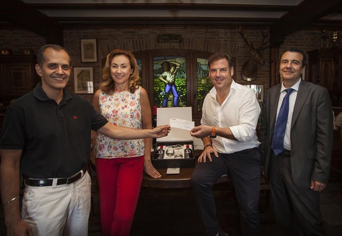 Imagen del acto de donación del cheque