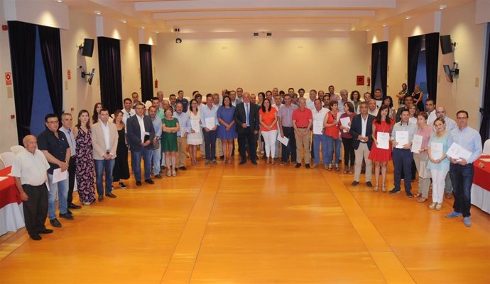 Antonio Ruiz (centro), junto a alcaldes y concejales de la provincia
