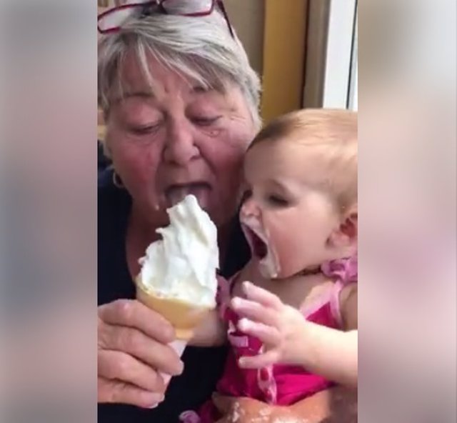 Abuela y nieta comparten helado