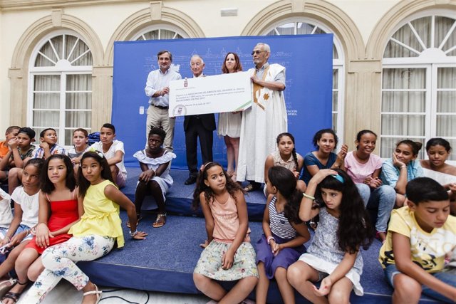 Gabriel Amat ha entregado en mano la subvención a Amigos del Sáhara.