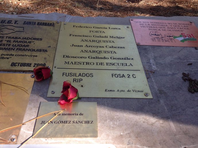 Placa sobre la fosa de Lorca en el Barranco de Víznar