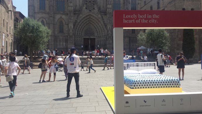 Llit instal·lat davant la Catedral de Barcelona per conscienciar als turistes