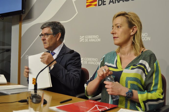 Los consejeros del Gobierno de Aragón Vicente Guillén y Marta Gastón.