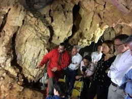 Palencia: Armisén durante una visita a la cueva