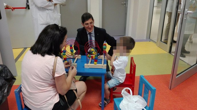 El consejero de Salud visita las nuevas consultas pediátricas de La Arrixaca