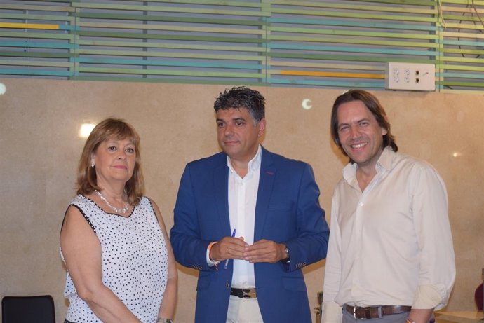 Mabel Hernández junto a Cazorla y Bustos antes del pleno