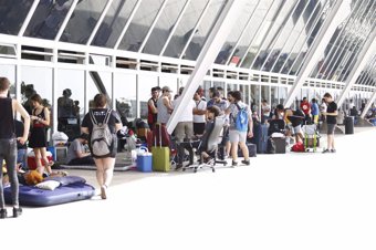 Cientos de teleperos hacen cola por fuera del Reci