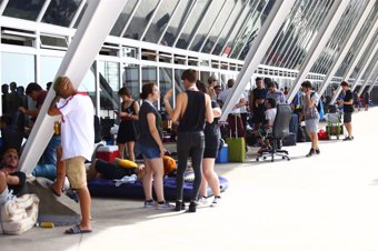 Cientos de teleperos hacen cola por fuera del Reci