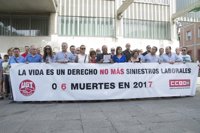UGT y CCOO se concentran por el trabajador fallecido y piden solución a la "chapuza" de la salida de la A-4
