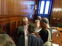 El juez Garzón se reúne con diputados de la CUP y con víctimas de torturas en los JJOO del 92