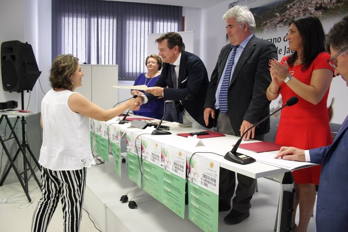 Entrega de diplomas de los cursos de la UJA en Torres