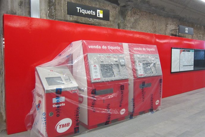 Màquines de venda de bitllets del Metre de Barcelona per estrenar.