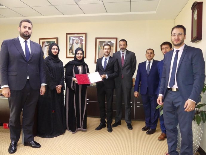 Mahammud Escudero recibe la acreditación de Emiratos de Amina Ahmed Mohamed