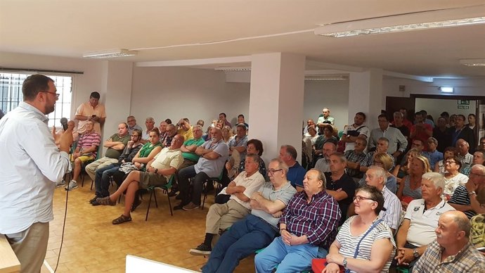Adrián Barbón en la sede de UGT Gijón