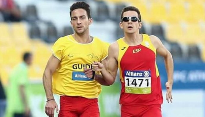 El atleta español Gerard Descarrega y su guía Marcos Blanquiño