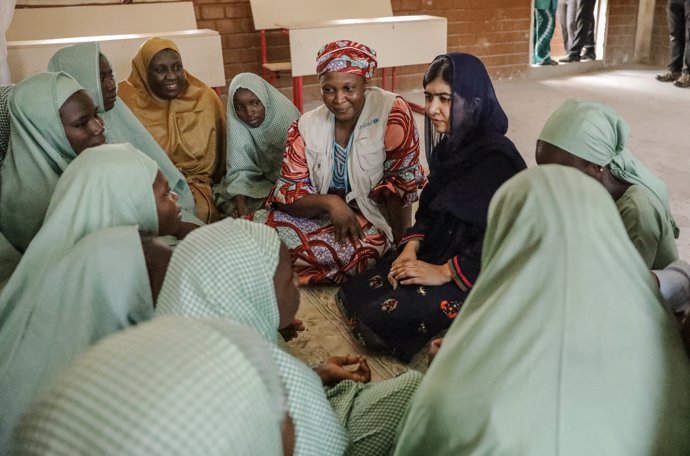 Malala Yousafzai visita a las alumnas de la escuela nigeriana de Yerwa