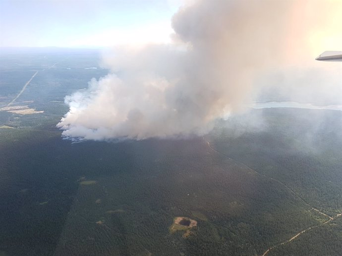 Vista aérea de un incendio forestal en Columbia Británica.