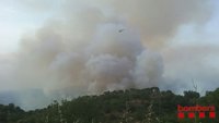 Los Bomberos siguen trabajando para extinguir los incendios de Teià y Martorell