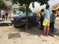 Detenido en Lora tras estrellar su coche contra un árbol al conducir ebrio y amenazar a la Policía