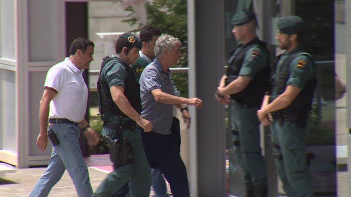 Guardia Civil lleva a Ángel María Villar a la sede de la RFEF el registro