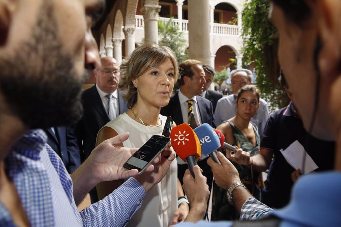 La ministra García Tejerina atiende a los medios en Granada