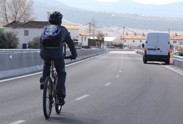 Un ciclista transita por una carretera granadina