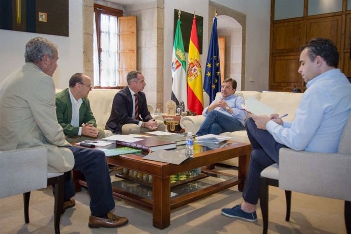 Fernández Vara se reúne con las asociaciones de caza