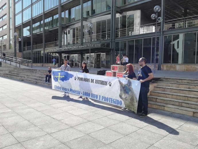 Entrega firmas defensa del lobo.