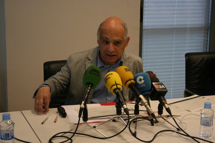 El degà del COAC, Lluís Comeron, durant la presentació de l'informe 