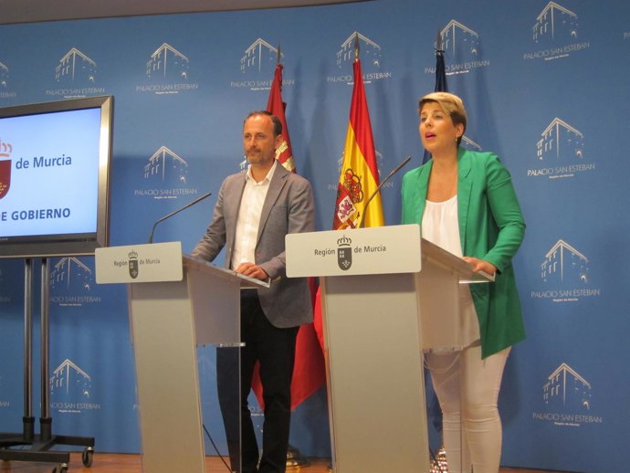 Noelia Arroyo junto a Celdrán en rueda de prensa Consejo      