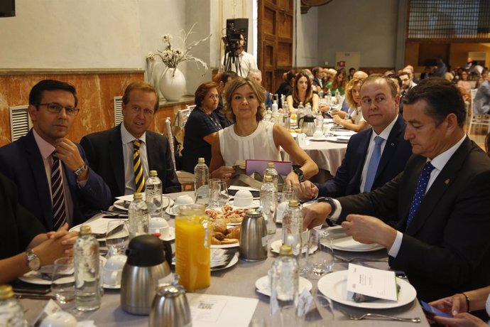 La ministra García Tejerina (centro) en un desayuno informativo en Granada