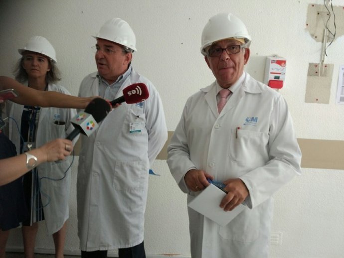 Sánchez Martos atiende a los medios en el Hospital Gregorio Marañón