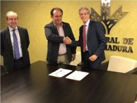 Caja Rural de Extremadura renueva su acuerdo de colaboración con la Federación Extremeña de Padel
