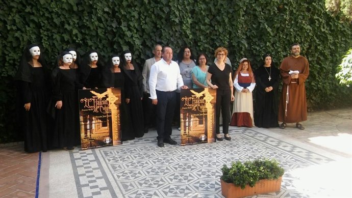 Ruz y Fernández (centro), junto a miembros de la obra, durante la presentación