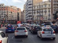 Cerca de 200 coches de autoescuelas se manifiestan en Valencia para exigir el fin de la huelga de los examinadores 