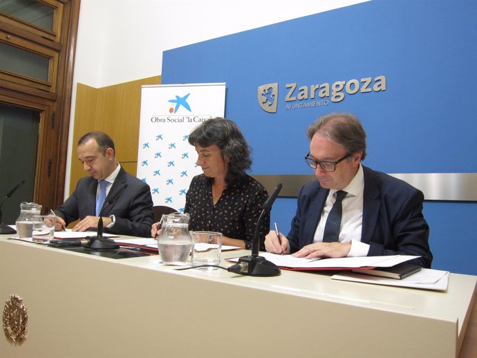 Marqueta, Broto y Simón han firmado el acuerdo entre la Caixa y el Ayuntamiento