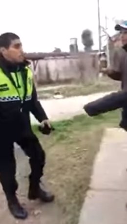 Policía Argentina golpea a un joven borracho