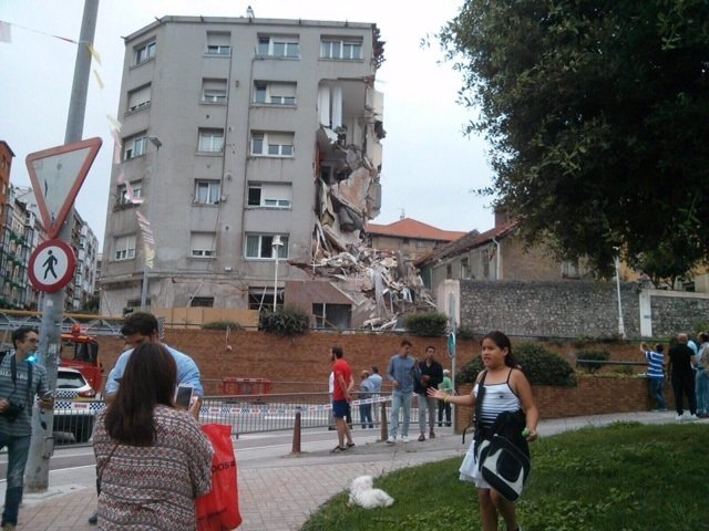 Desprendimiento fachada edificio desalojado en Santander 