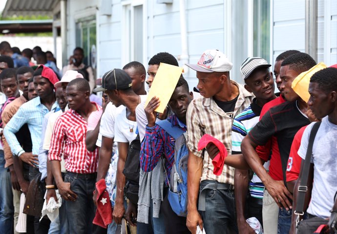 Haitianos hacen cola para alistarse en el nuevo Ejército.