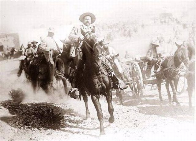Pancho Villa montando a caballo