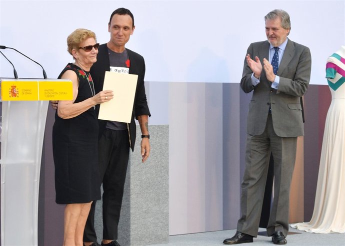 La madre de David Delfín recoge el premio nacional de moda para su hijo