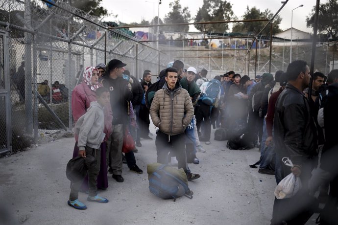 Migrantes y refugiados esperan a ser registrados en el campo de Moria, en Lesbos