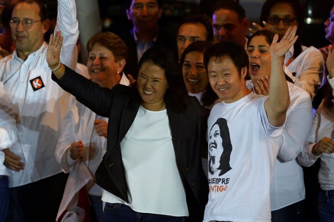 Peruvian presidential candidate Keiko Fujimori (L) and her brother and congressm