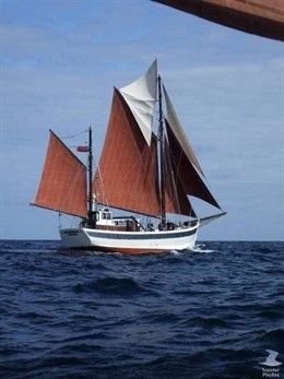 UN pesquero lleva a Burela a los tripulantes de un velero que sufrió vía de agua