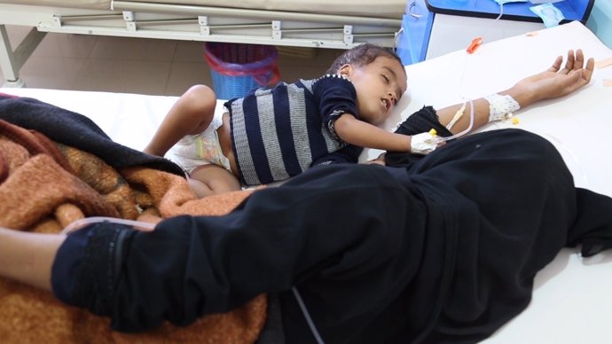 Un niño con cólera y su madre en un hospital en Saná