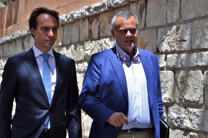 El diputado Álvaro Gijón y su abogado José Ramón Orta tras salir de los Juzgados