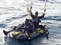 Rescatados tres inmigrantes en una embarcación hinchable a nueve millas de Tarifa